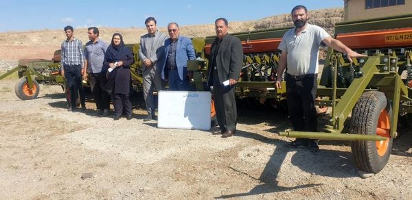 جهش در مکانیزاسیون شهرستان اهر با تحویل چهار دستگاه ردیفکار به کشاورزان