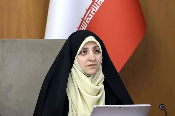 سبک زندگی شهری به زنان روستا تحمیل نشود / زن و مرد با‌ل‌های پرواز به سوی قله