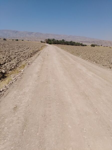 مرمت و بازسازی یک جاده بین مزارع در خنج 