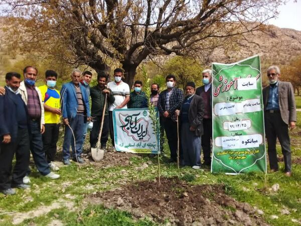 برگزاری دوره آموزشی کاشت وهرس بادام در میانکوه