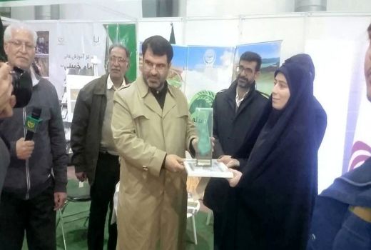 تقدیر از عوامل اجرایی غرفه سازمان جهاد کشاورزی استان البرز در نمایشگاه جامع کشاورزی ایران