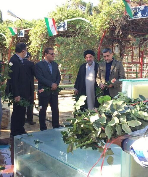 غبارروبی و گلباران قبور شاهد در هفته جهاد کشاورزی 