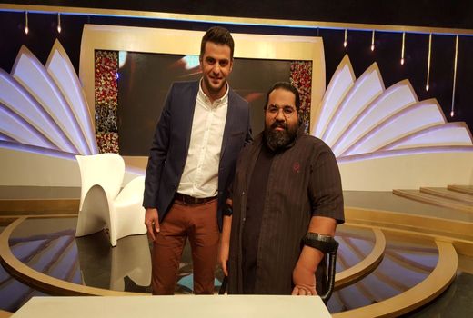 وارد مسائل سیاسی نمی شوم فقط می گویم همسایه ام و هوادارم گرسنه است