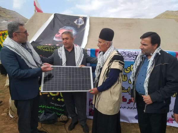 اهداء پنل خورشیدی به مدارس عشایری فاقد برق استان خوزستان
