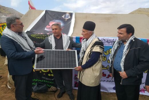 اهداء پنل خورشیدی به مدارس عشایری فاقد برق استان خوزستان