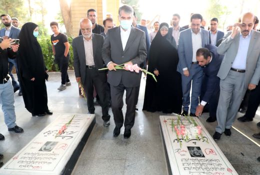 ادای احترام وزیر جهاد کشاورزی به مقام رفیع شهدای آبیک
