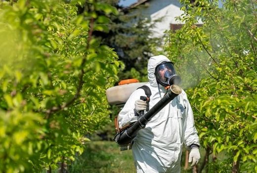 محلول پاشی فروت ست در باغات شهرستان ورزقان