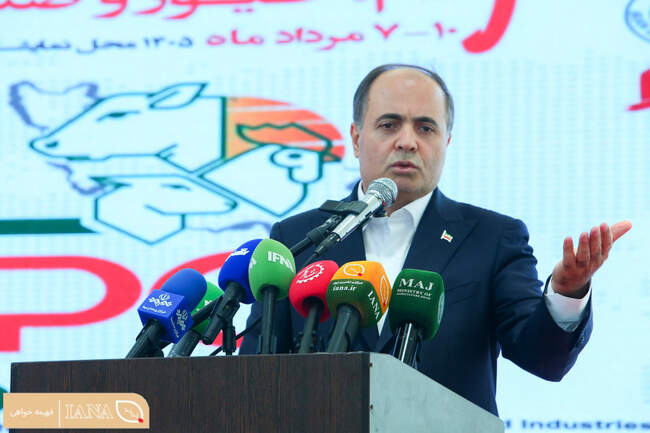 بازدید غلامرضا نوری وزیر جهاد کشاورزی از دومین نمایشگاه دام، طیور و صنایع لبنی ایران