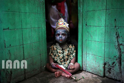 کودکی در جشن هندوها در شهر داکای بنگلادش