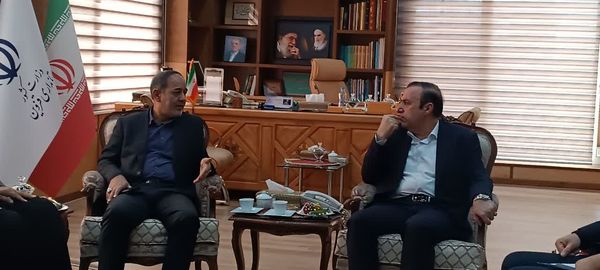 دیدار مدیرعامل سازمان تعاون روستایی ایران با استاندار قزوین / تأکید بر توسعه روستا بازارها و خرید حمایتی کشمش