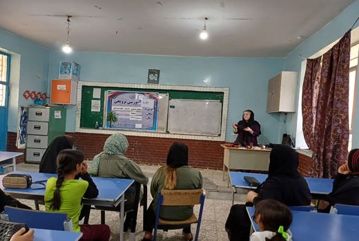 بازاریابی و آموزش صنایع دستی به زنان روستایی در آبادان 