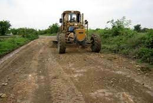 عملیات اجرایی مرمت و بهسازی جاده های بین باغات شهرستان سامان آغاز شد