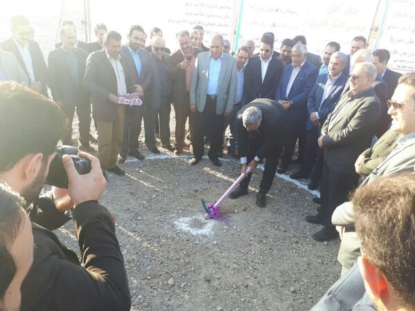 عملیات اجرایی احداث گلخانه‌ ۴۲ هکتاری در شهرستان آرادان آغاز شد
